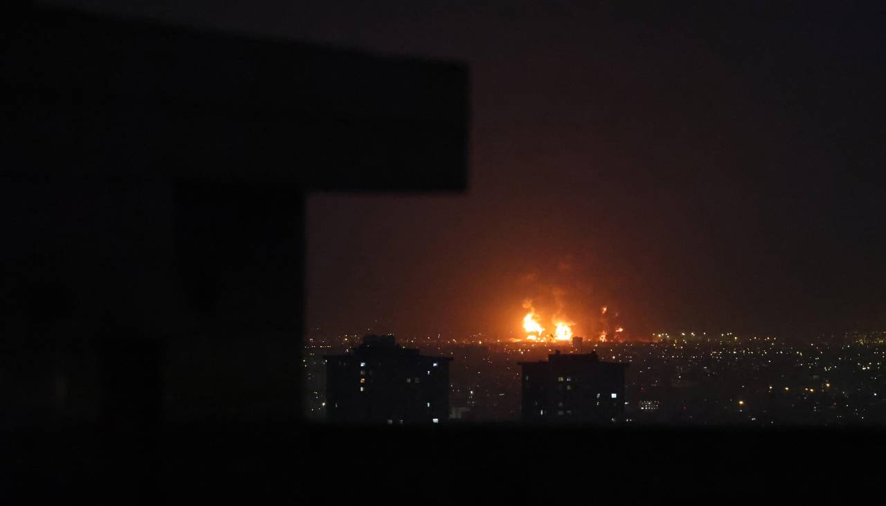 Israel bombardea depósitos de combustible de Irán y provoca voraz incendio