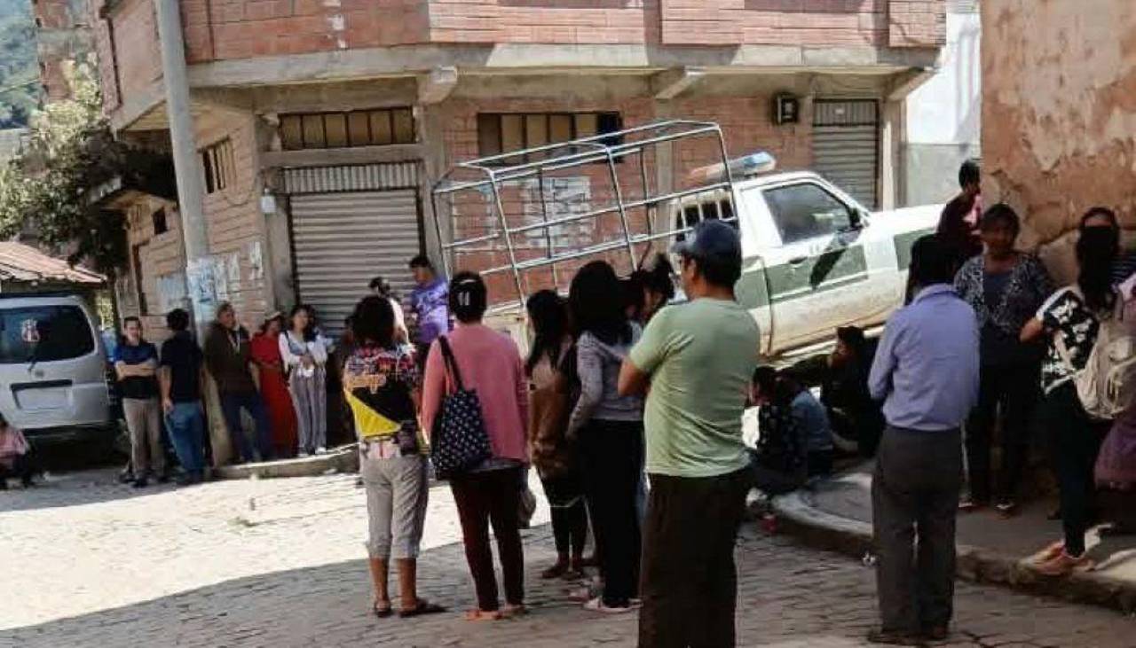 Hallan sin vida a una mujer en medio de una fiesta patronal en los Yungas; su concubino es el sospechoso