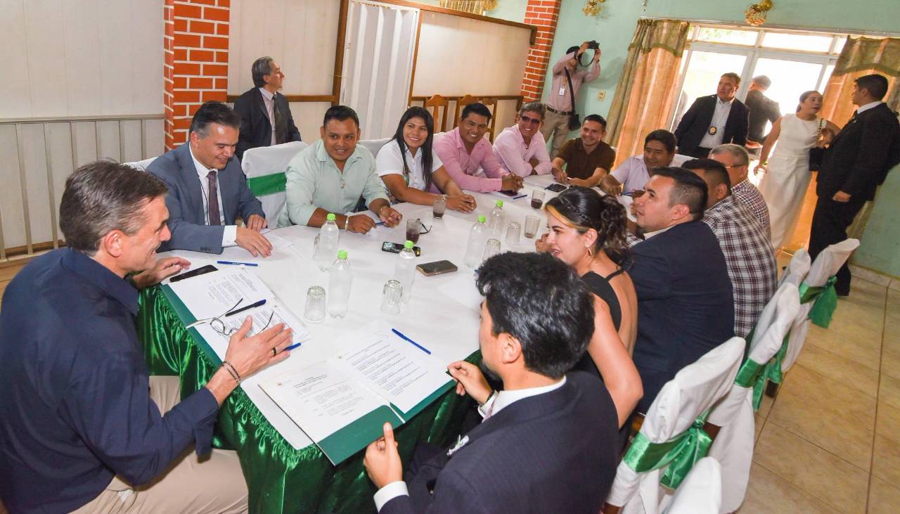Paz se reúne con alcaldes de Pando para coordinar proyectos viales y de desarrollo 