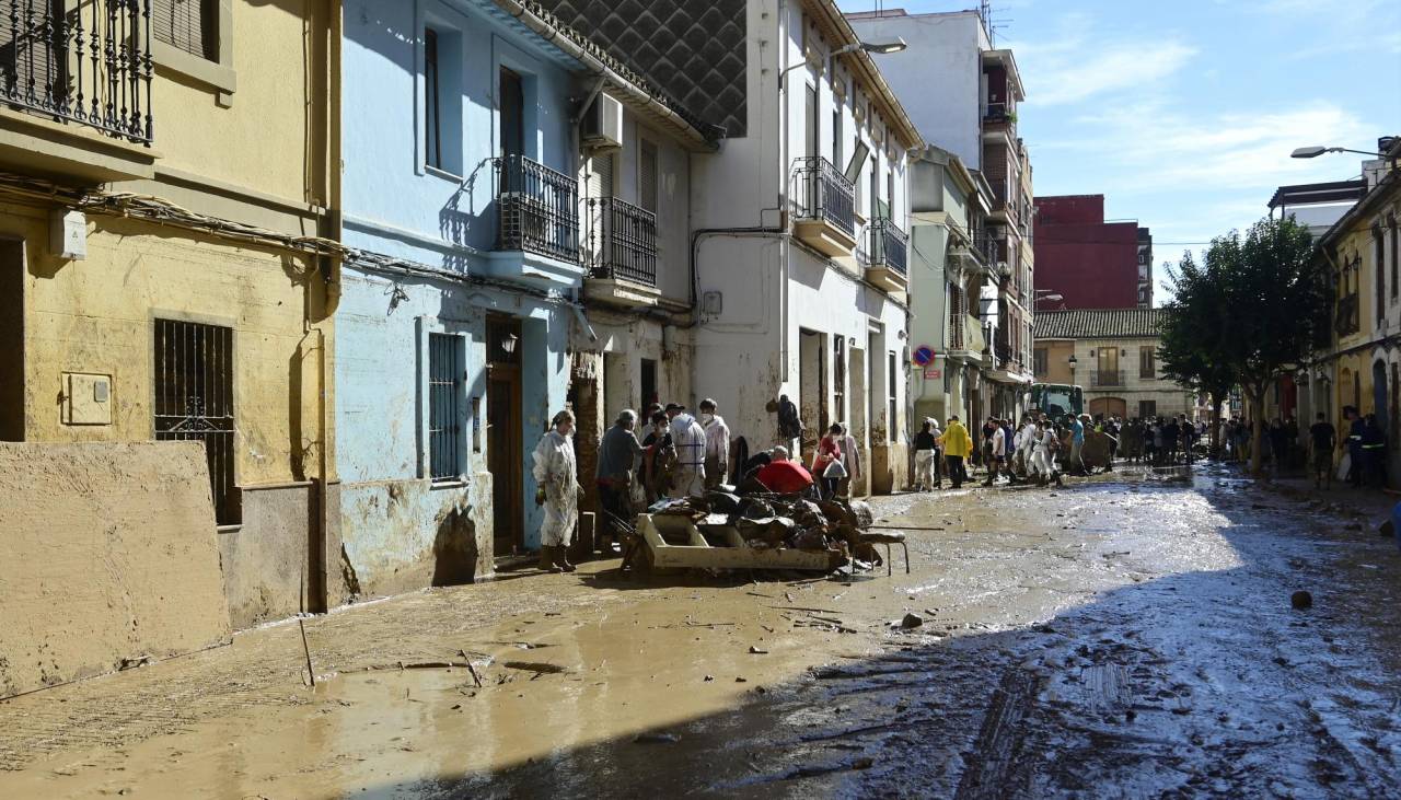 España: Autoridades y familiares buscan a 32 personas desaparecidas tras las inundaciones