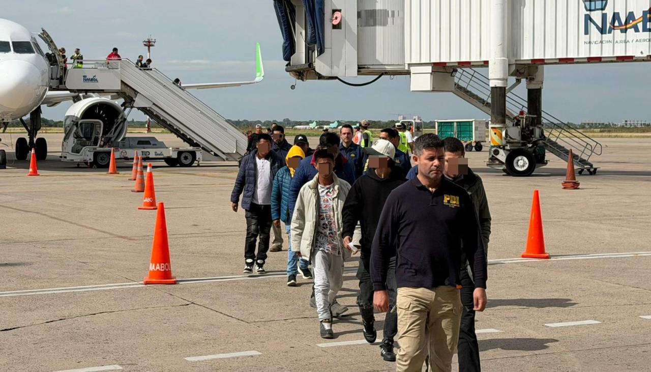 Chile expulsa a 23 bolivianos con problemas migratorios y antecedentes penales 