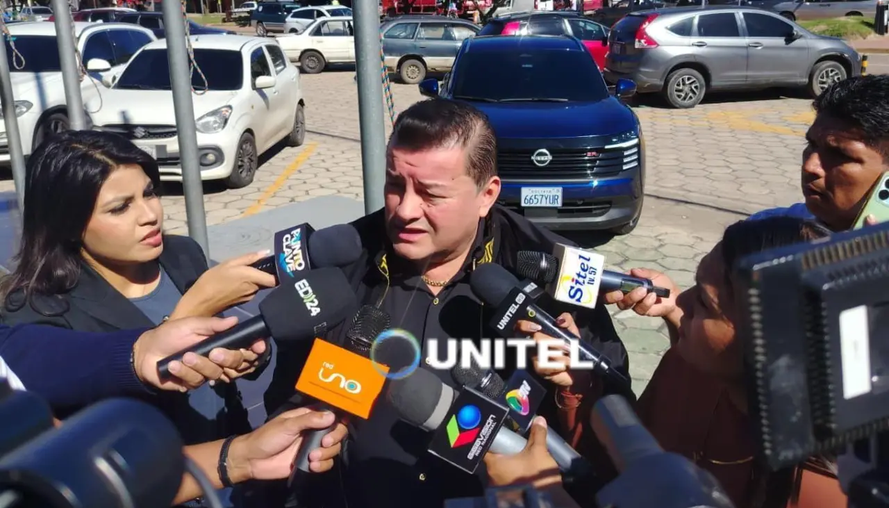 “Era alcalde, no manejé ningún sistema”, dice Jhonny Fernández al llegar a declarar por manipulación informática