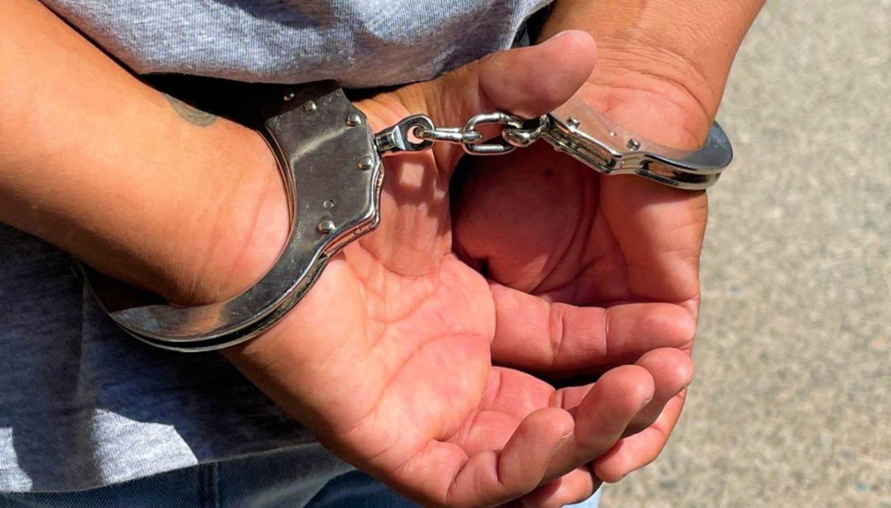 La Paz: Dos acusados de robo fugan tras perforar el techo de una celda policial en Apolo