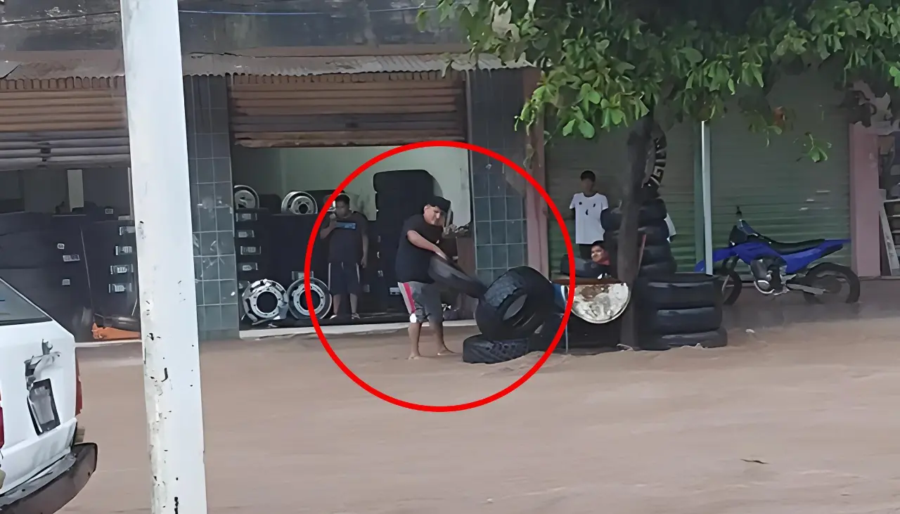 Video: indignación en las redes por un hombre que lanzó llantas a una calle inundada por la lluvia