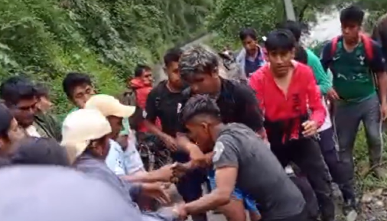 “Estaba gateando”: Rescatan a uno de los tres desaparecidos en el accidente de los Yungas; buscan a otros dos jóvenes