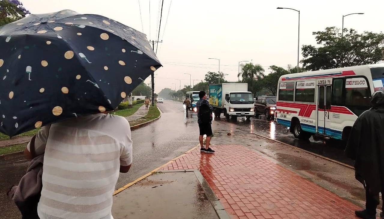 Pocos micros, semáforos con fallas y calles inundadas se reportan en medio de intensa lluvia con truenos en Santa Cruz de la Sierra