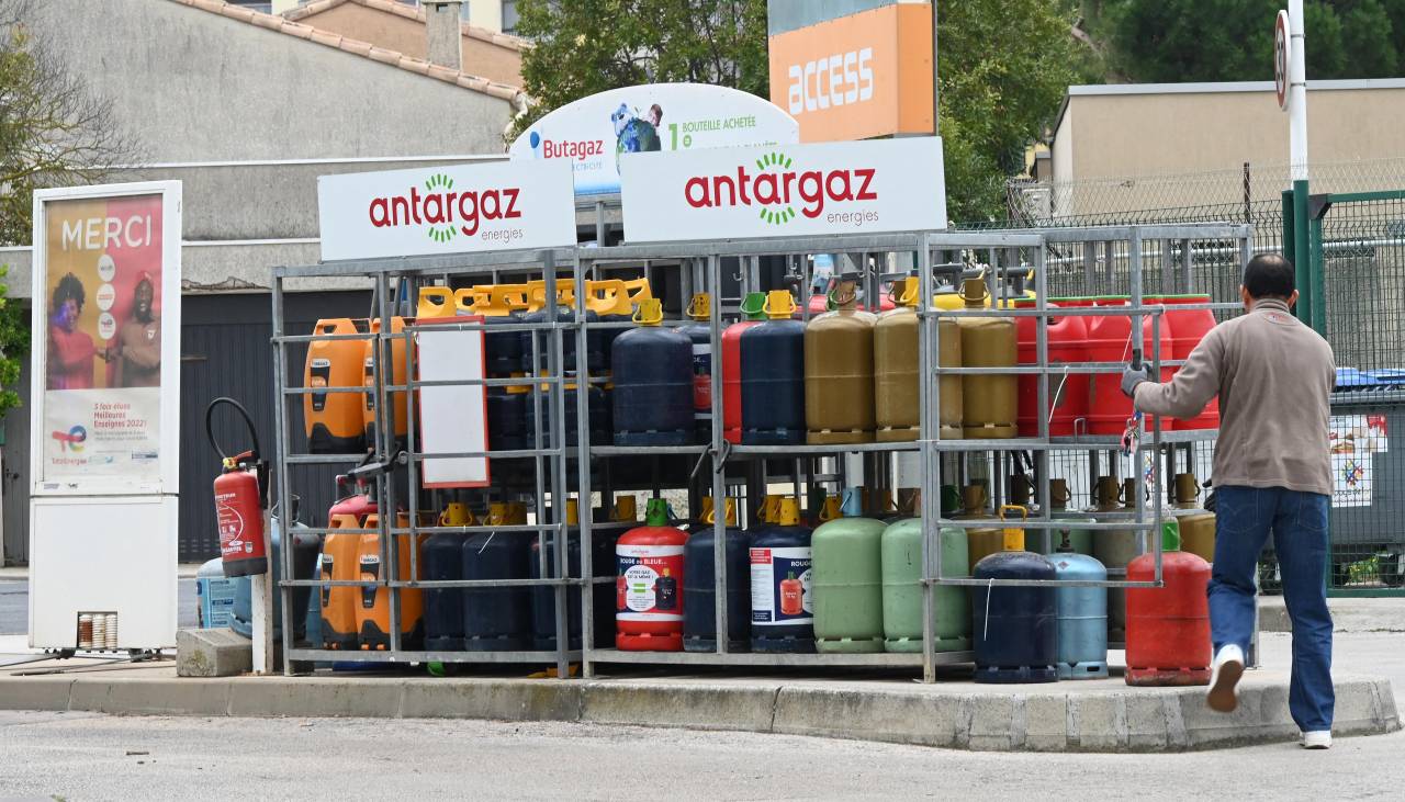 El petróleo supera los 100 dólares por barril e Irán busca mantener cerrado el estrecho de Ormuz