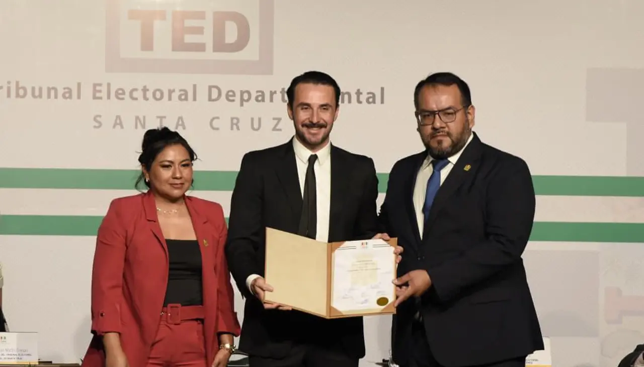 Velasco recibe su credencial como gobernador electo y anuncia auditoría a la Gobernación cruceña