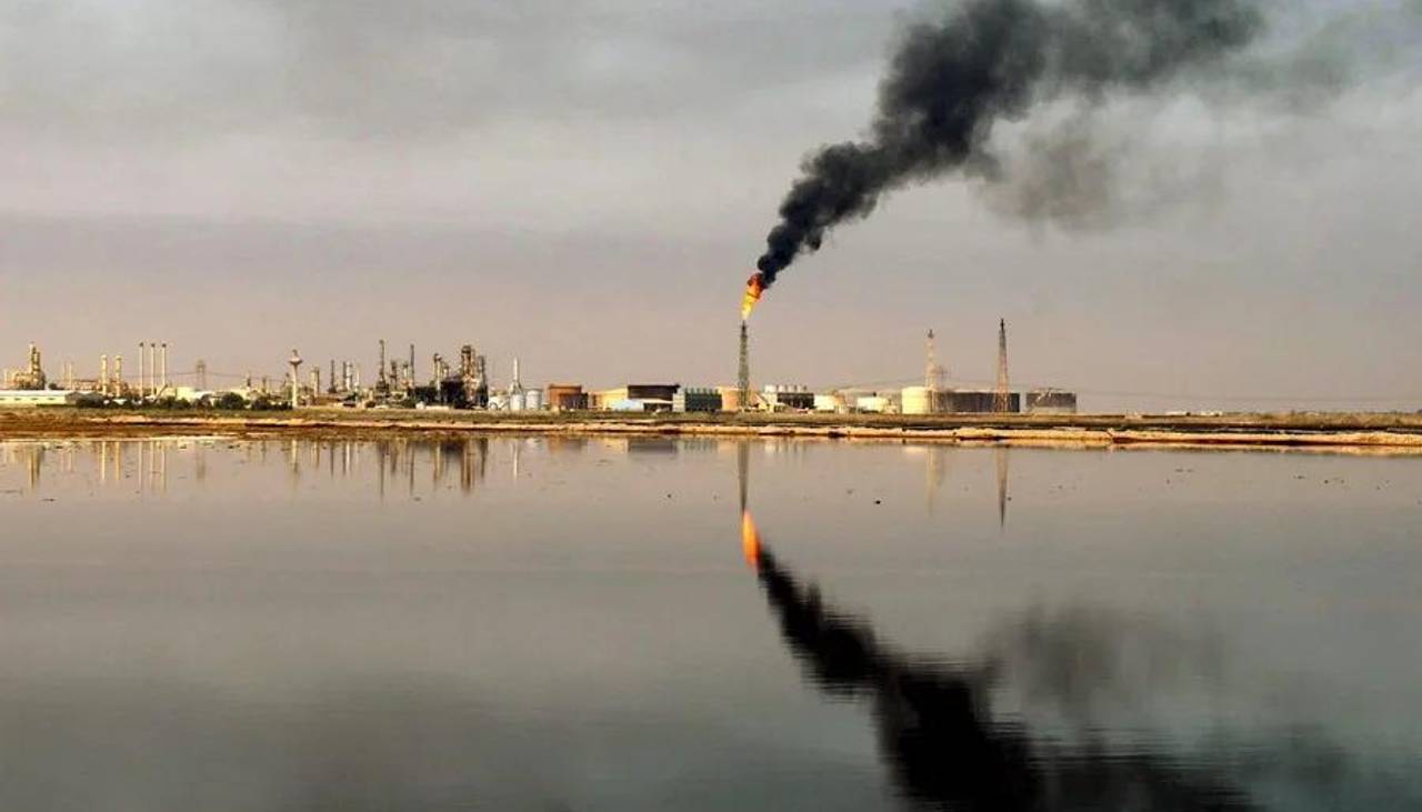 Petróleo sube un 55 % tras el primer mes de la guerra en Oriente Medio