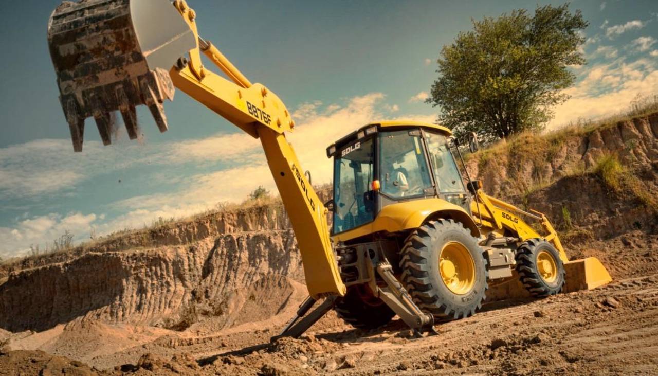 Quiso ayudar en la obra y todo salió mal: Un Alcalde derriba poste con retroexcavadora