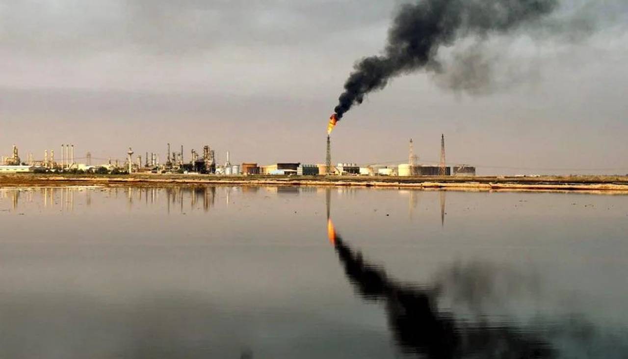 Petróleo sube un 55 % tras el primer mes de la guerra en Oriente Medio