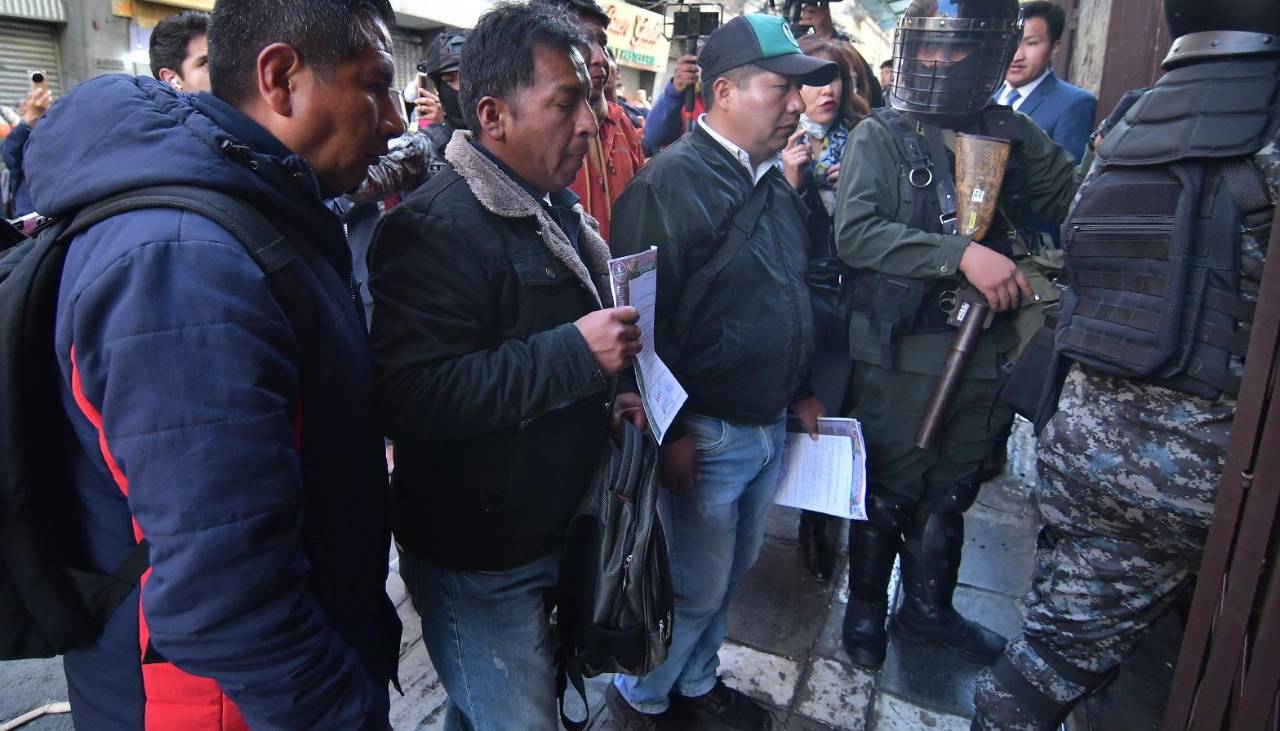 “Pedimos incremento salarial del 30%”: Un grupo de maestros rurales ingresó al Ministerio de Trabajo a presentar su pliego