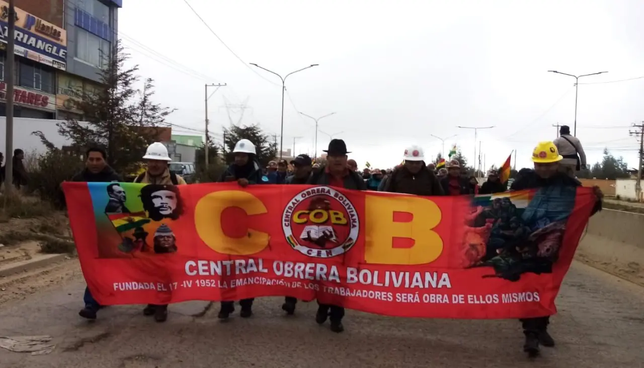 La COB reinicia su marcha rumbo al centro paceño en la previa al diálogo con el Gobierno