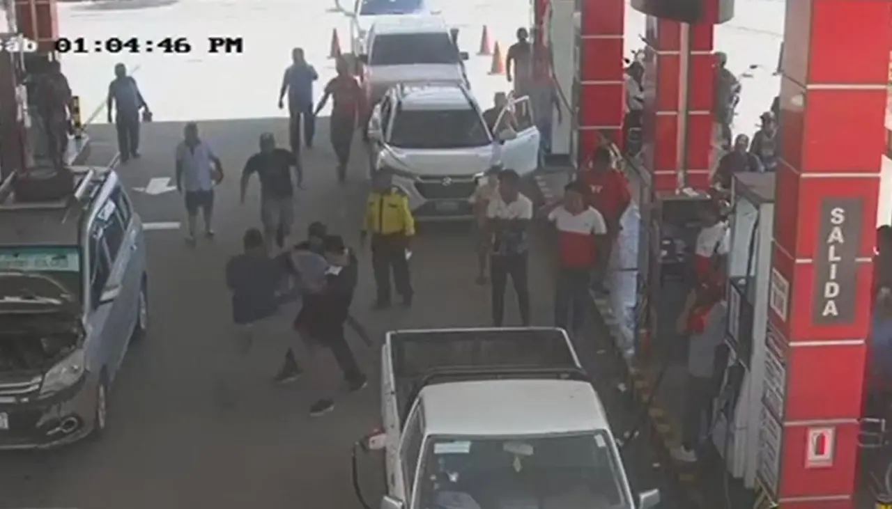 Video: A la espera de cargar combustible, se registra una pelea en un surtidor de Montero