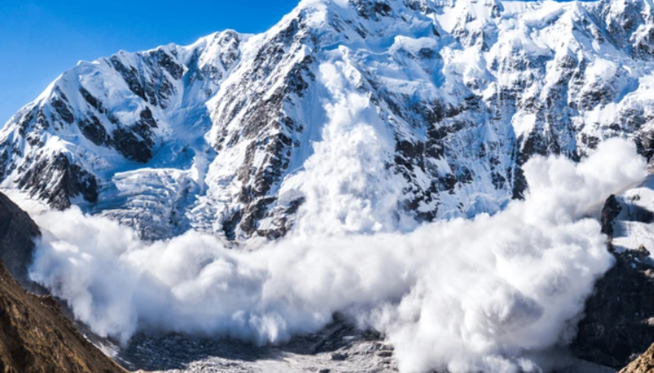 Una turista murió y dos fueron rescatados tras avalancha en cerro de Argentina