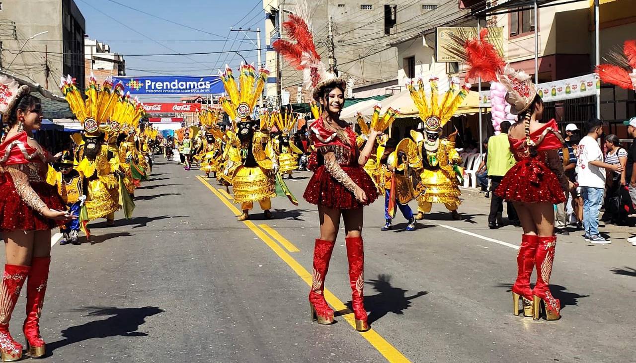 Miles de fieles y danzarines de 75 fraternidades le rinden tributo a la Virgen de Urkupiña, en Quillacollo