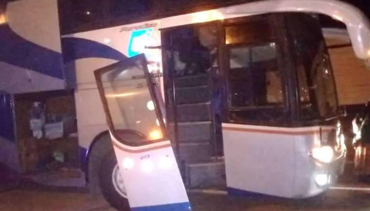 Policía aún no encontró a atacantes de bus en carretera y dice que muerte de pasajero “es un hecho fortuito” 