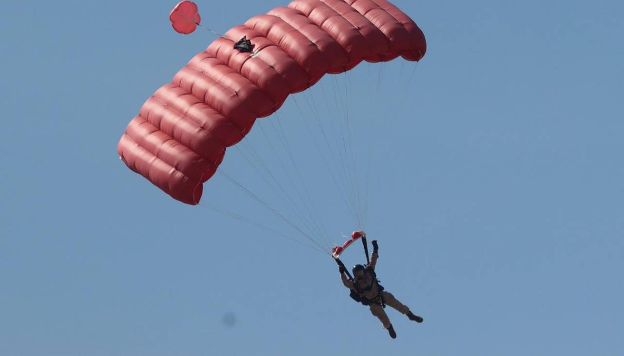 Paracaidista queda atrapado en un semáforo en plena ciudad de México