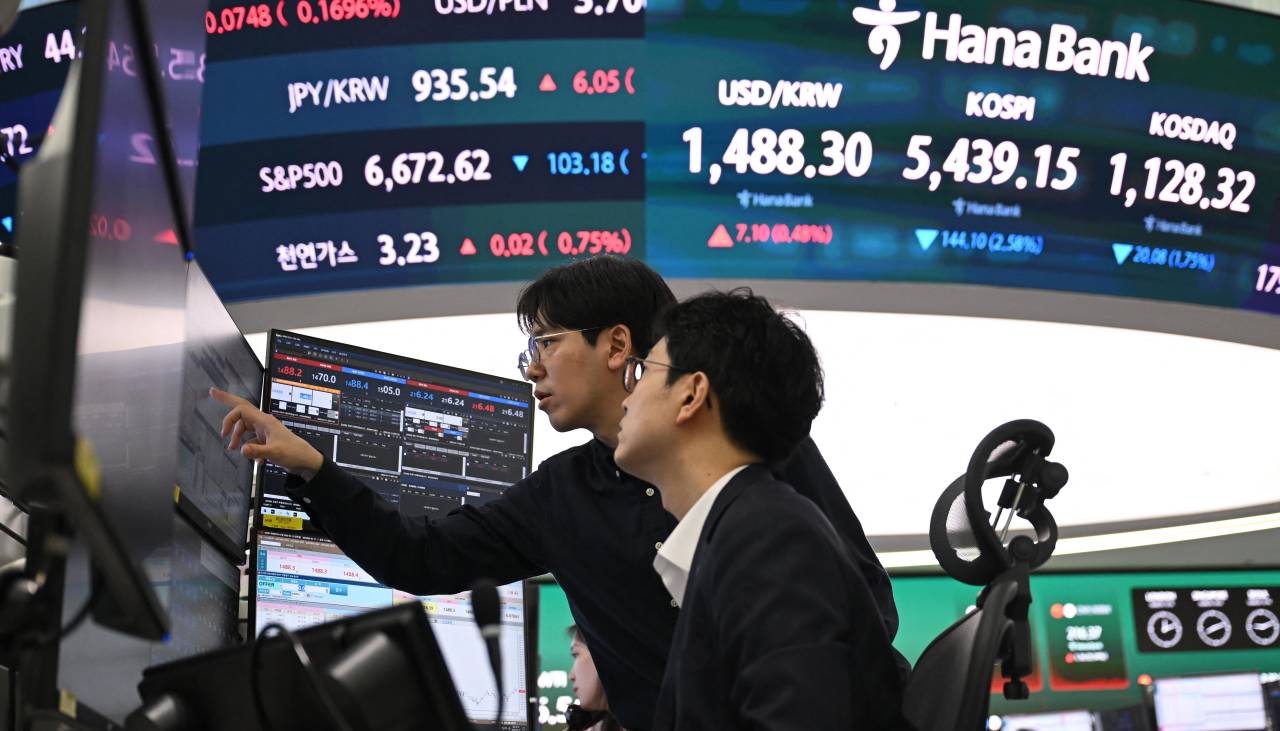 El petróleo se estabiliza alrededor de los 100 dólares y las bolsas caen