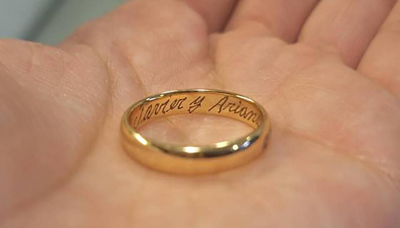 “Quiero devolverles su anillo”, una joven encontró un aro de bodas en la calle y busca a los dueños