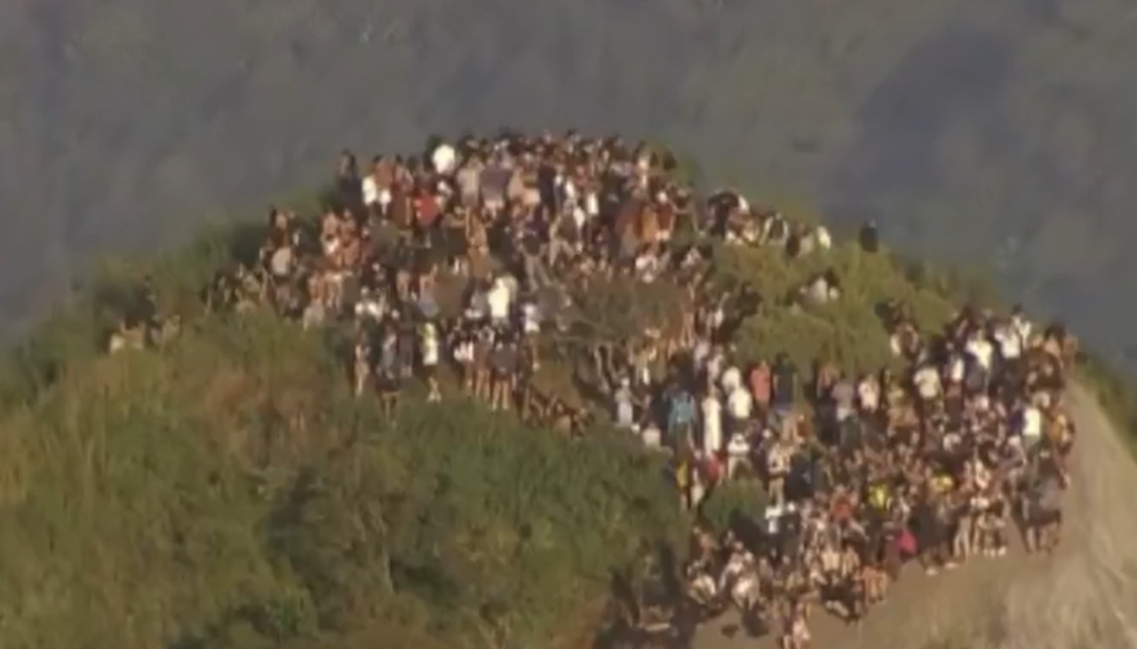 Video: Una operación contra el narco deja a unos 200 turistas atrapados en el cerro de una favela de Río