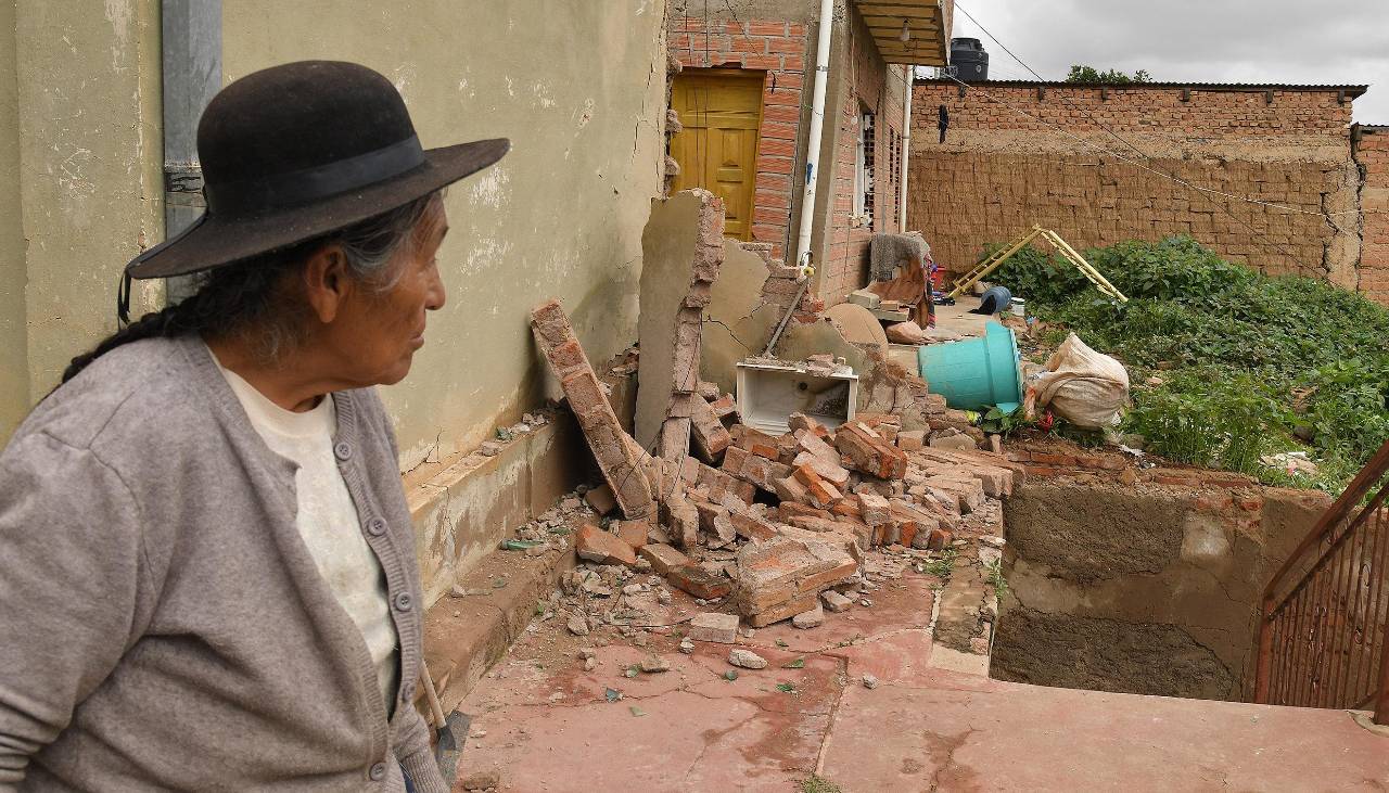 Decenas de familias desalojan sus casas en medio de inundaciones por lluvias en el país