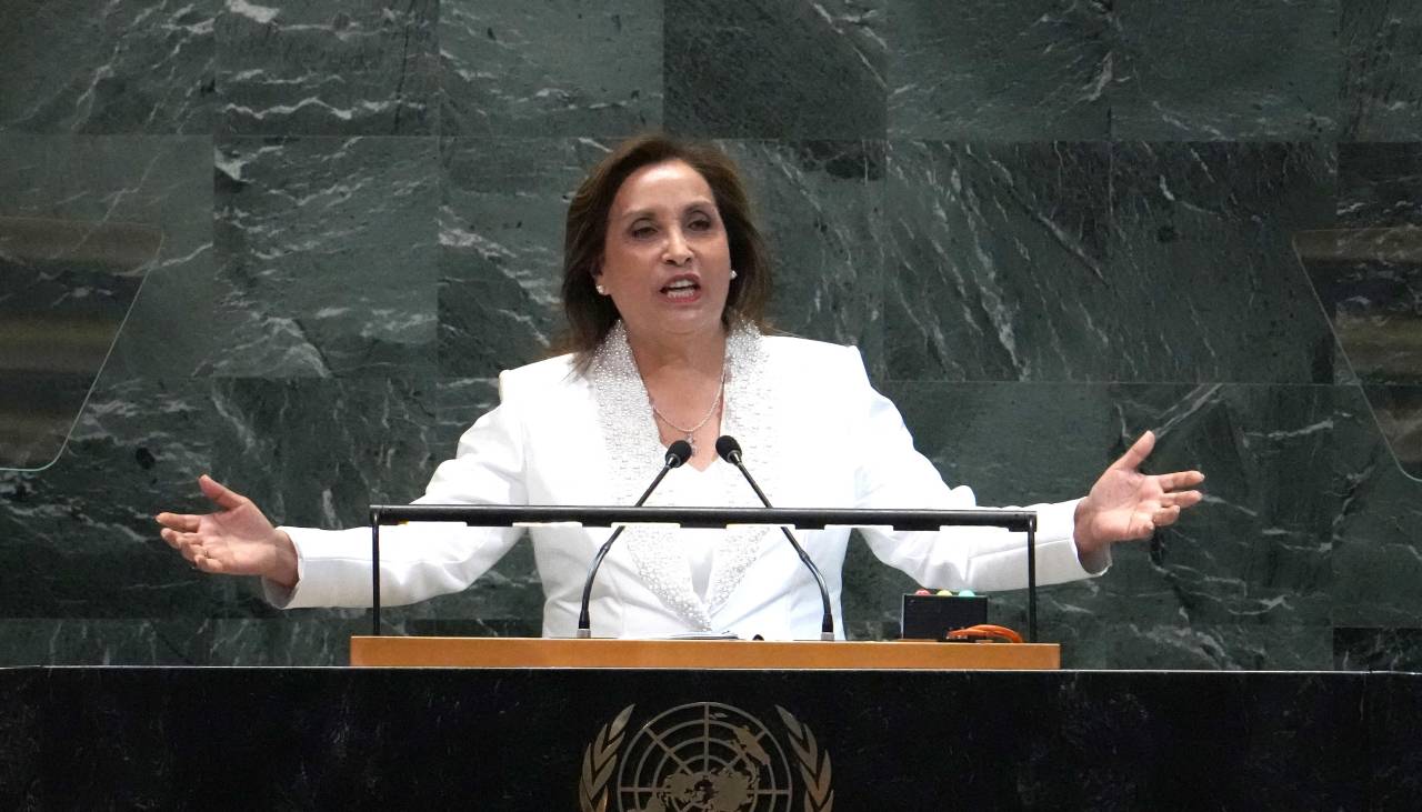 Fuerzas políticas en el Congreso presentan pedidos de destitución de presidenta de Perú
