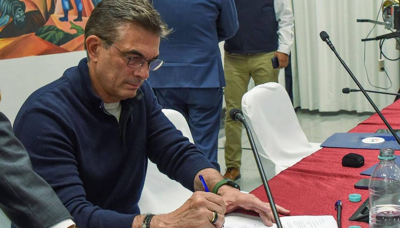Paz dice que firmó el ‘Acuerdo 50-50’ con alcaldías para avanzar en un pacto nacional