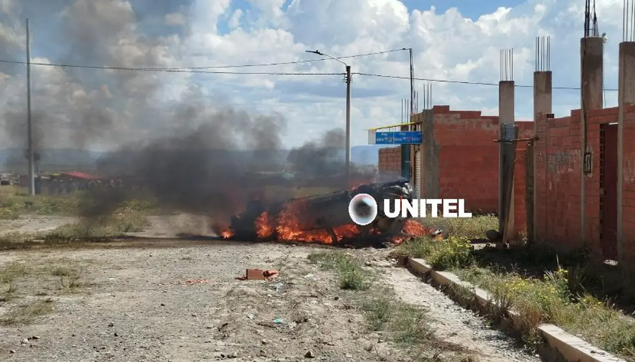 Vecinos de El Alto queman el vehículo en el que se transportaban dos presuntos delincuentes