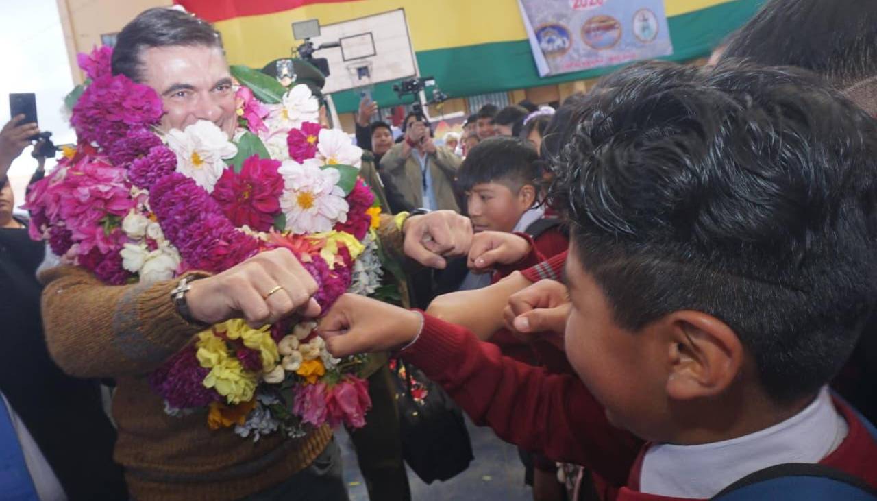 El presidente Paz abre la gestión escolar 2026 en un acto en Copacabana