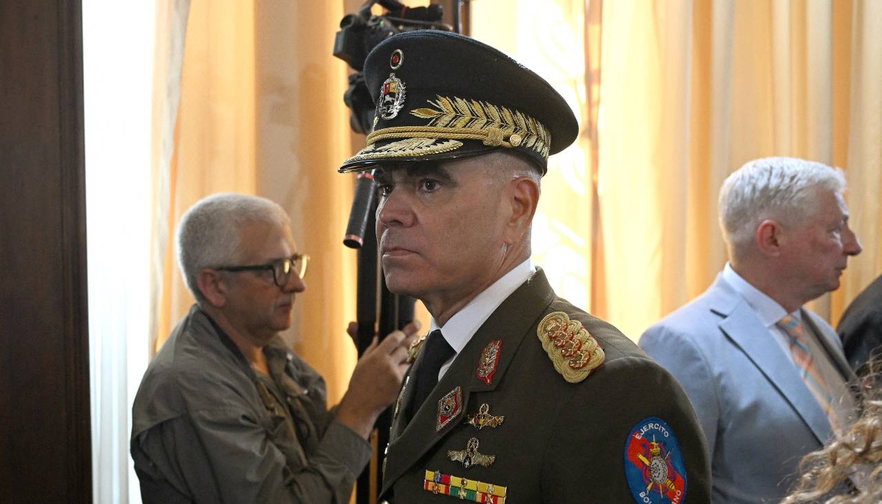 Presidenta de Venezuela destituye a Padrino, fiel ministro de Defensa de Maduro