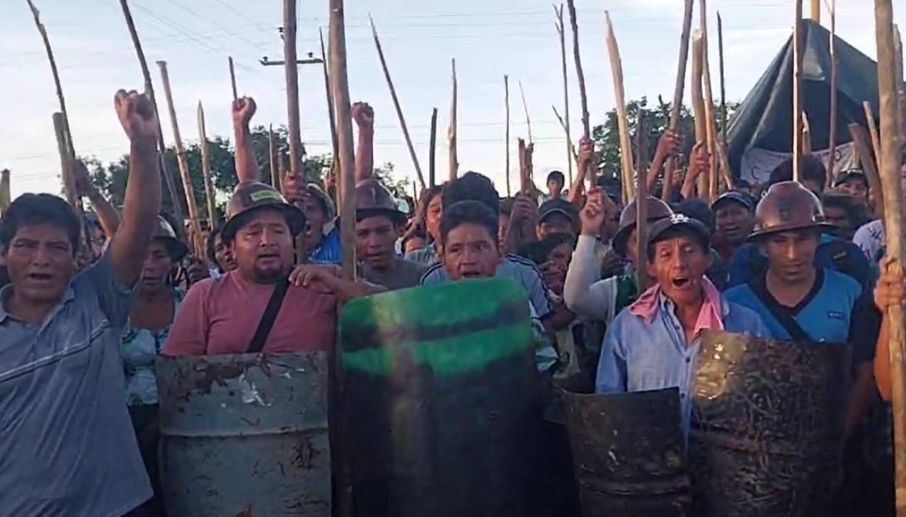 Evistas se muestran con palos y escudos para defender a Morales ante la orden de aprehensión en su contra