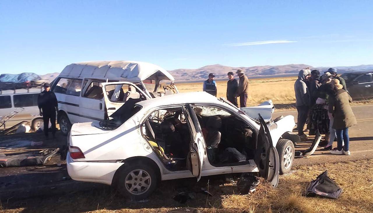 Tragedia en la carretera: Violento choque entre un taxi y un minibús deja al menos cinco fallecidos