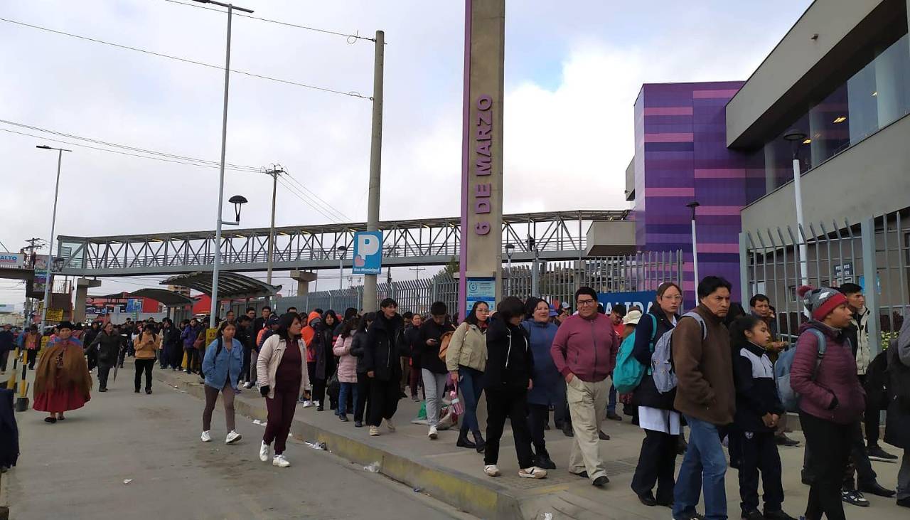 Más de una hora de fila en el teleférico y caminatas de varios kilómetros, los perjuicios del paro en El Alto por combustibles