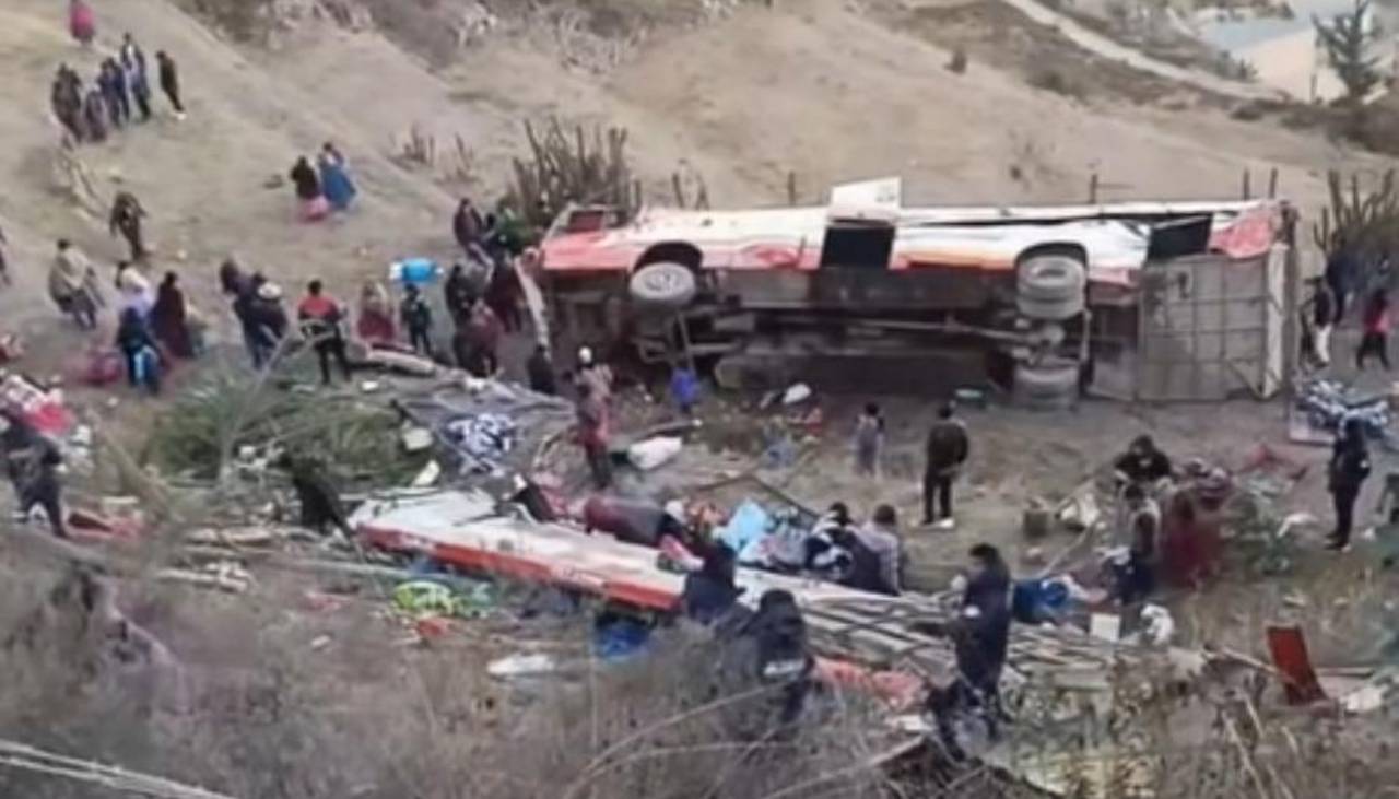 Un bus con varios pasajeros se embarranca en la carretera La Paz - Charazani