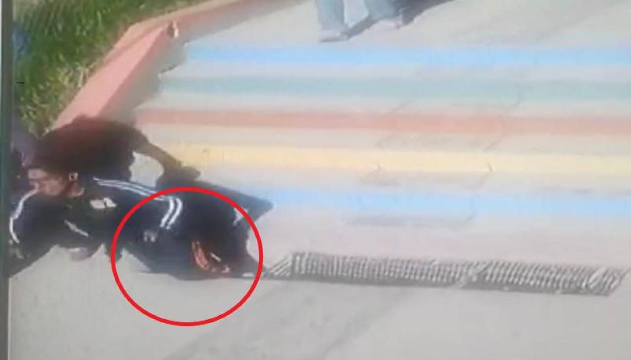 Video: Un hombre sufre una grave caída por el robo de una rejilla de un desagüe en La Paz