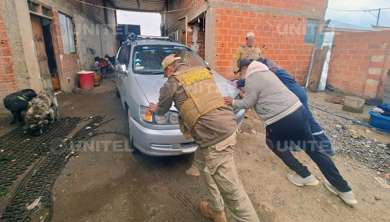 Recupera su auto robado con ayuda del GPS; estaba siendo desmantelando en una casa de El Alto