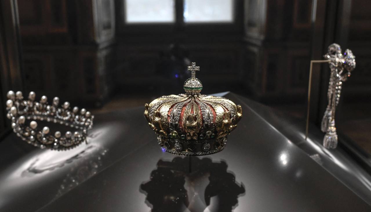 Un total de ocho joyas fueron robadas del museo del Louvre a plena luz del día