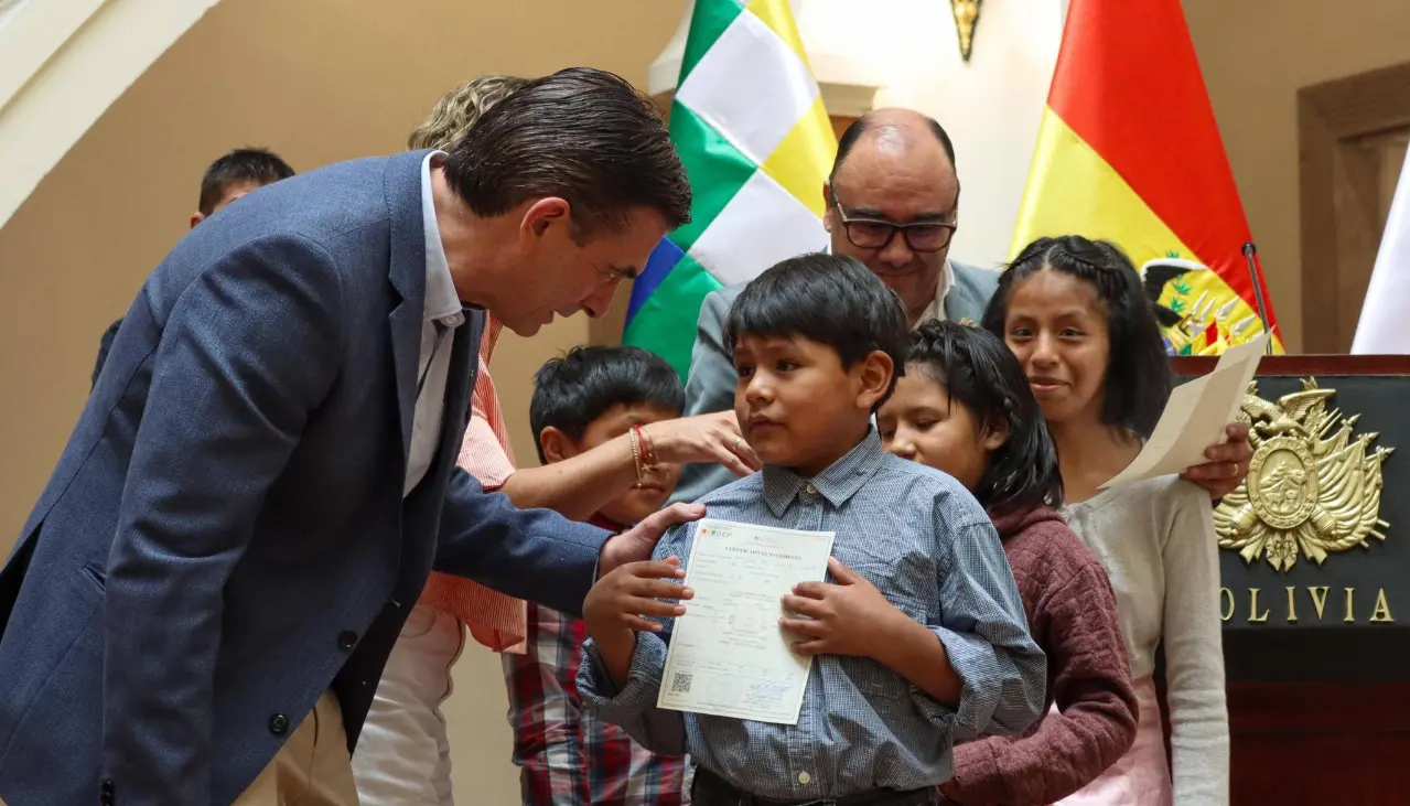 TSE lanza programa de certificados de nacimiento gratuitos para niños