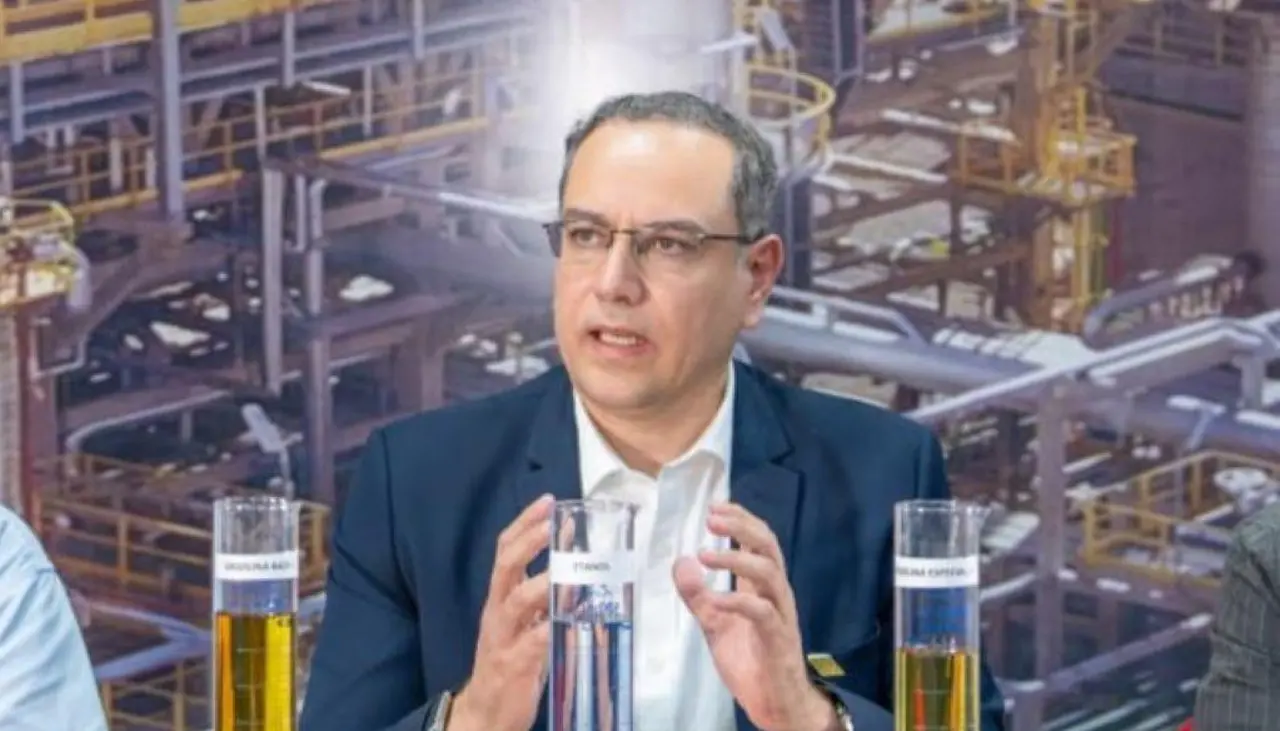 El presidente de YPFB asegura que los usuarios ya pueden cargar “gasolina de calidad”