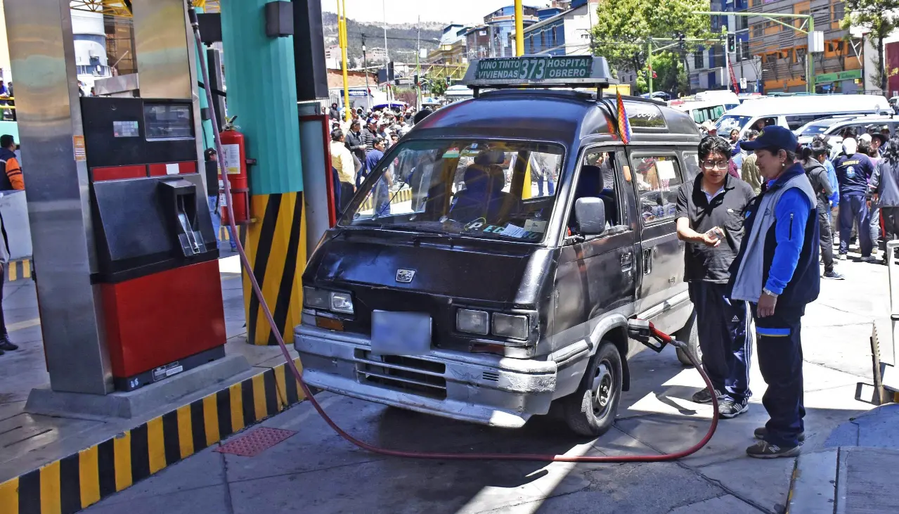 Ya rigen los nuevos precios de los combustibles: el decreto con las medidas que anunció Paz ya está publicado