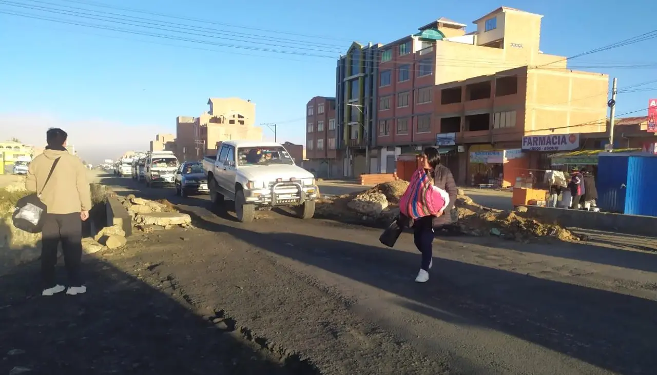 Levantan el bloqueo que frenaba la circulación de vehículos desde El Alto hasta la frontera con Perú