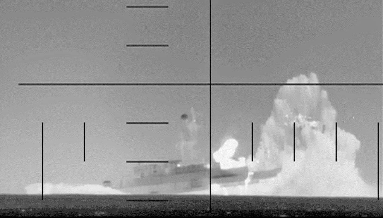 Video muestra el momento del impacto de un torpedo lanzado por un submarino de EEUU que hunde buque de guerra iraní