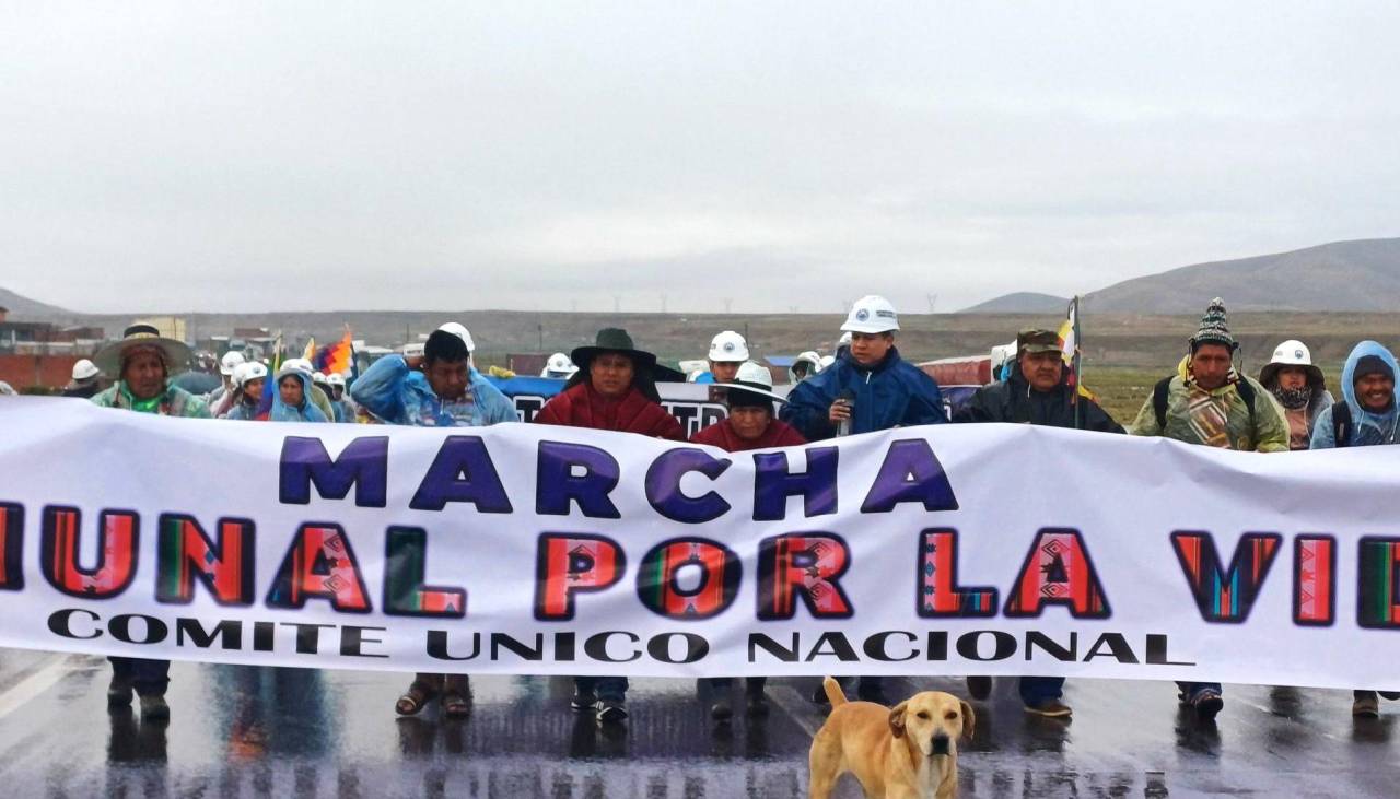 Pese a la lluvia, la marcha evista avanza hacia Calamarca con críticas contra Arce