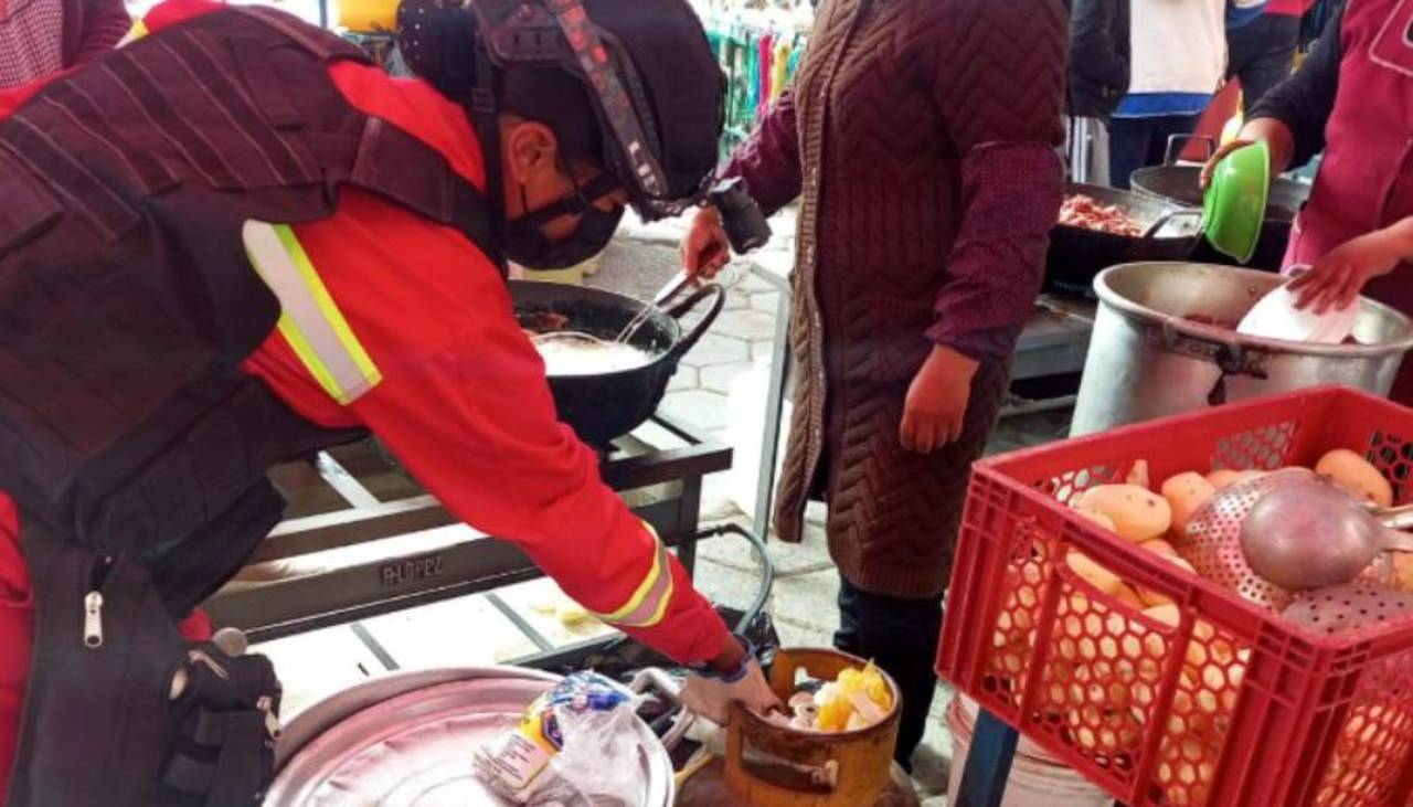 Bomberos controlan garrafas de GLP en puestos de comida durante el Carnaval de Oruro
