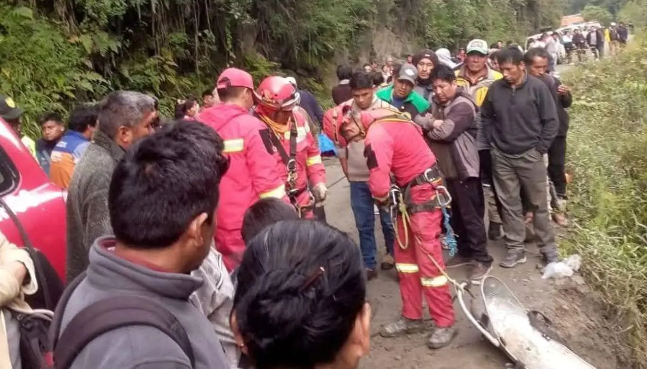 Tragedia en los Yungas: Minibús cae al río y deja ocho muertos y seis heridos