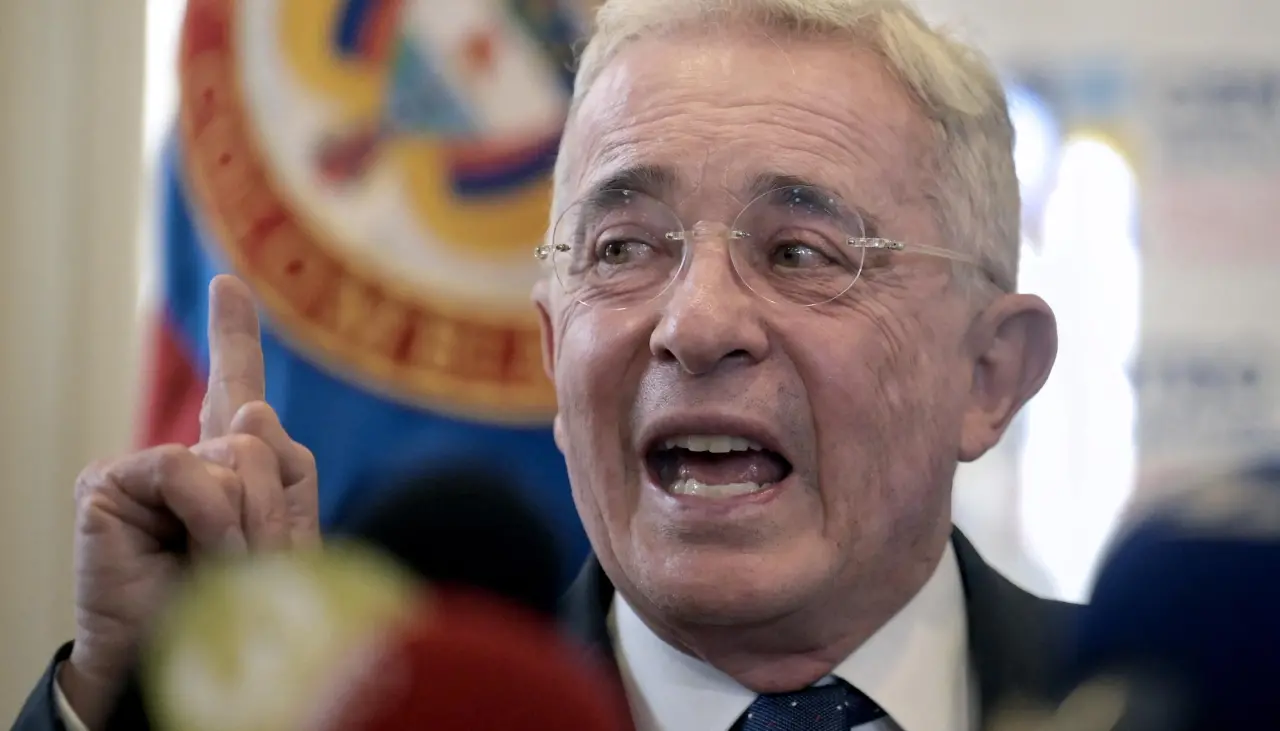 Condenan al expresidente de Colombia Álvaro Uribe a 12 años de prisión domiciliaria