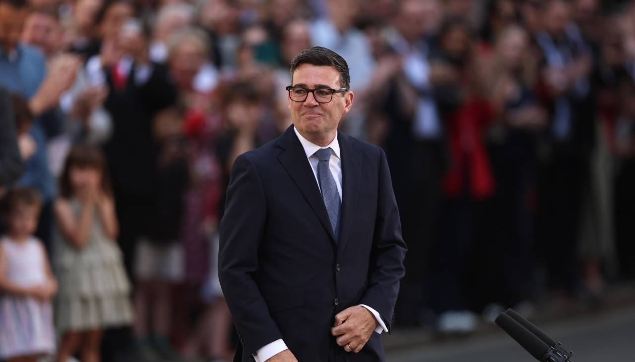 Carlos III nombra primer ministro británico a Andy Burnham y le pide formar gobierno