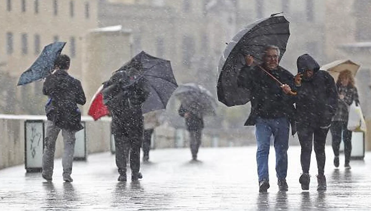 La lluvia, el viento y la nieve persisten en España con Andalucía en alerta máxima