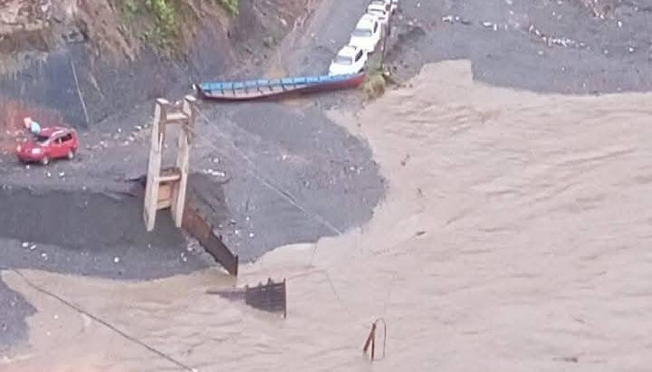 La riada se llevó el puente colgante; Tipuani está aislado a la espera de que la ayuda y el nuevo puente lleguen